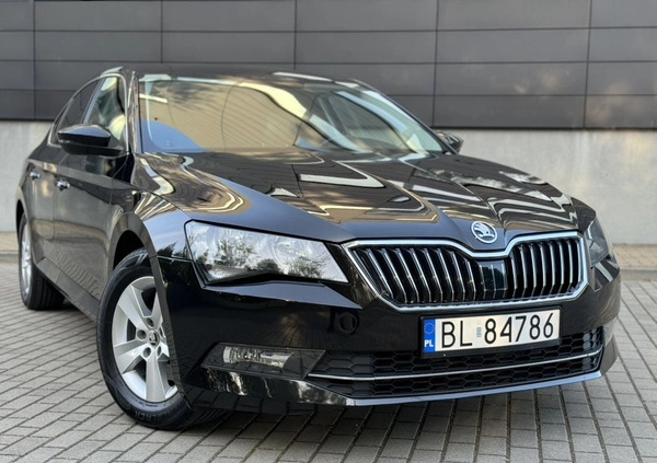 Skoda Superb cena 69900 przebieg: 168900, rok produkcji 2017 z Łomża małe 254